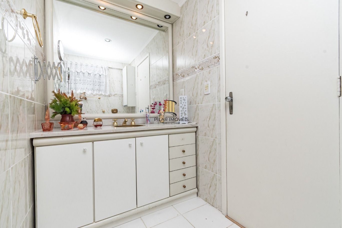 Vende-se apartamento com 3 quartos (1 suíte), 133 m² e 1 vaga – Petrópolis