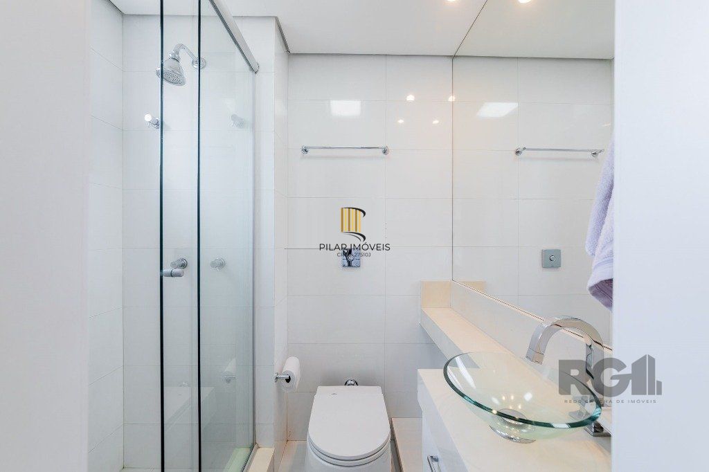Vende-se excelente apartamento 2 quartos c/ 2 suítes, 2 vagas, living com lareira, sacada e churrasqueira - 98m² - Auxiliadora