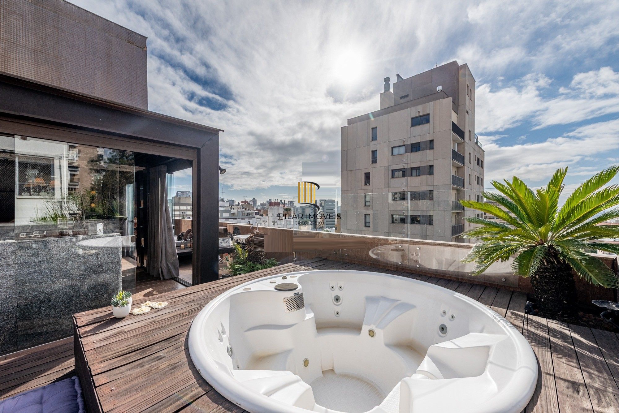 Vende-se cobertura com 2 quartos (1 suíte), 185m² e 2 vagas – Rio Branco