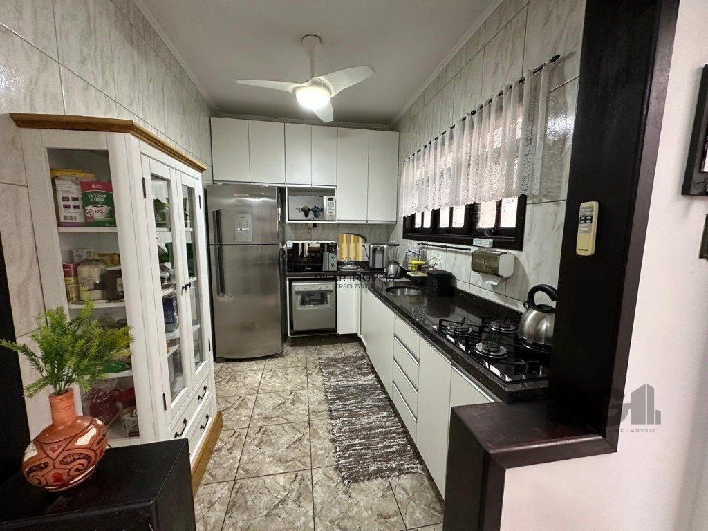 Vende-se ampla casa 3 quartos com hidro, 2 vagas, living com ladeira e salão de festas com churrasqueira - 260m² - Medianeira