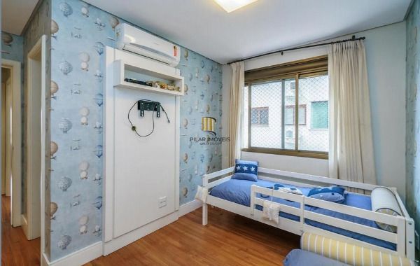 Vende-se apartamento com 3 suítes, 3 vagas e 136 m² - Petrópolis