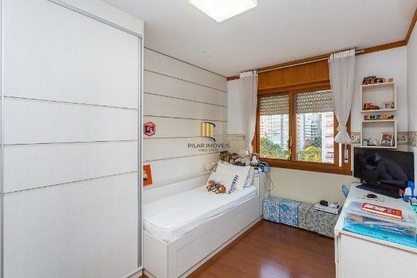 Vende-se luxuosa cobertura 329m² com 3 suítes e 3 vagas de garagem no Petrópolis