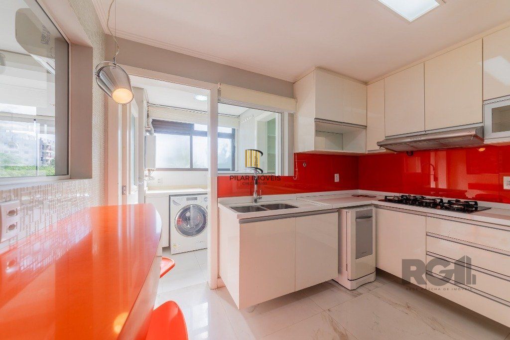 Vende-se excelente apartamento 2 quartos c/ 2 suítes, 2 vagas, living com lareira, sacada e churrasqueira - 98m² - Auxiliadora