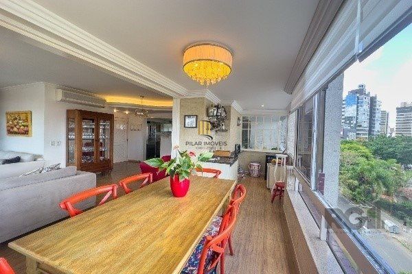 Apartamento de 3 Dormitórios com Suíte e 2 Vagas no Bairro Petrópolis - 160m²
