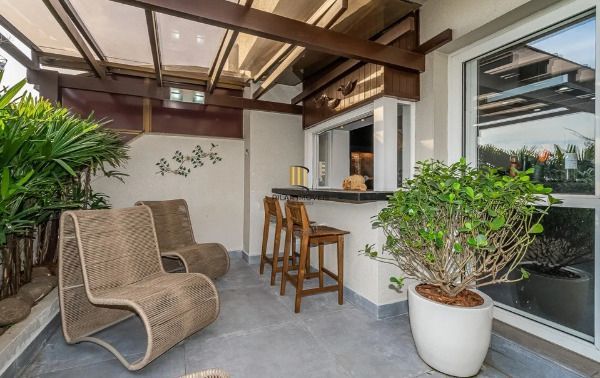 Vende-se cobertura com 2 dormitórios, sendo 1 suíte no bairro Auxiliadora