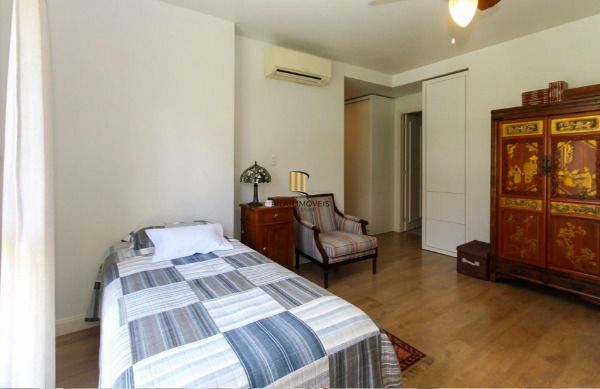 Vende-se amplo apartamento de 195m², 3 Suítes, 3 Vagas, localizado no bairro Bela Vista