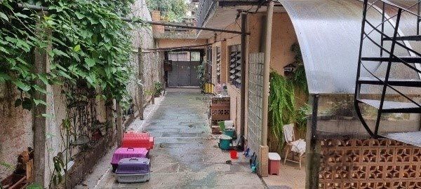 Vende-se ampla casa 6 quartos, 2 suítes, 5 vagas de garagem, churrasqueira e duas entradas individuais - 360m² - Chácara das Pedras