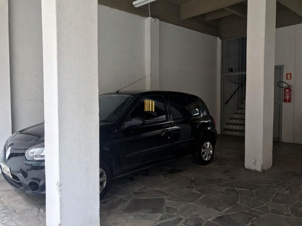 Vende-se apartamento com 2 quartos(1 suíte), 77m² e 2 vagas – Petrópolis