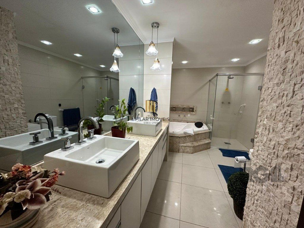 Vende-se ampla casa 3 quartos com hidro, 2 vagas, living com ladeira e salão de festas com churrasqueira - 260m² - Medianeira