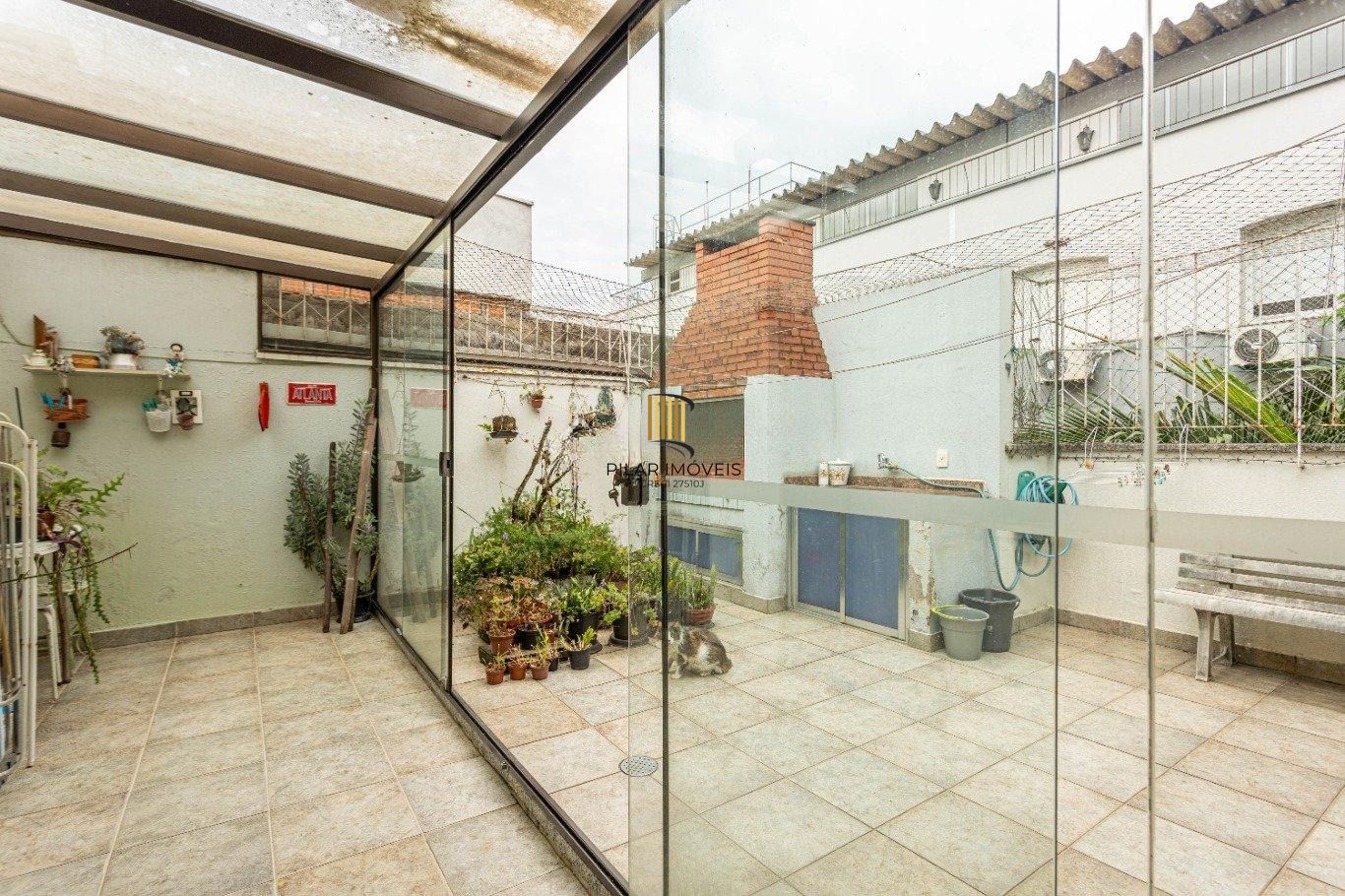 Vende-se cobertura com 3 quartos,(1 suíte) e 1 vaga – 167 m² – Bom Fim