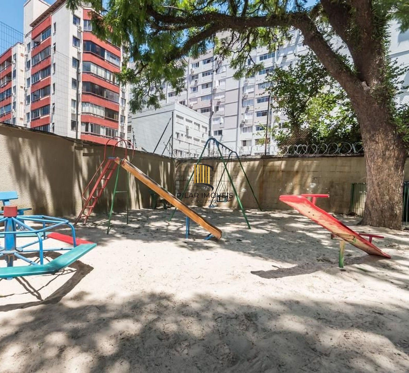 Vende-se apartamento com 2 quartos, 78m² e 1 vaga - Bom Fim