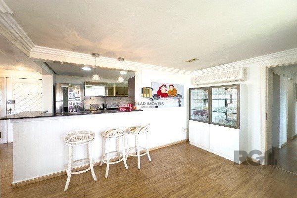 Apartamento de 3 Dormitórios com Suíte e 2 Vagas no Bairro Petrópolis - 160m²