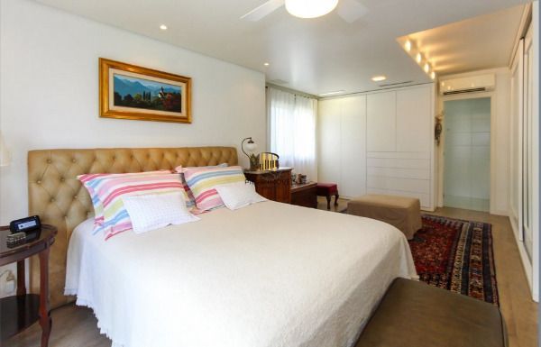Vende-se amplo apartamento de 195m², 3 Suítes, 3 Vagas, localizado no bairro Bela Vista