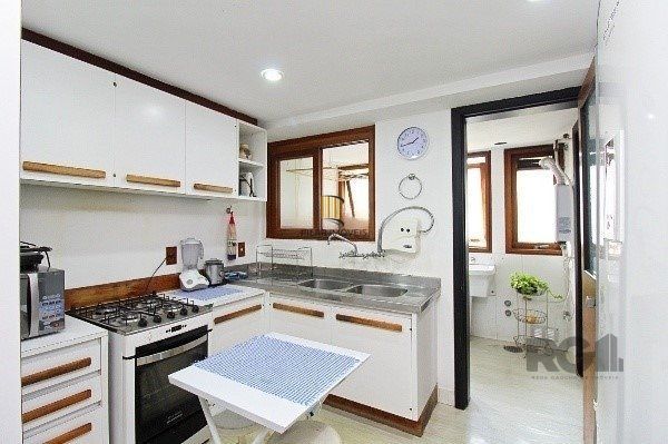 Vende-se amplo apartamento 3 quartos com suíte e 2 vagas no coração do Moinhos de vento, com 134m²