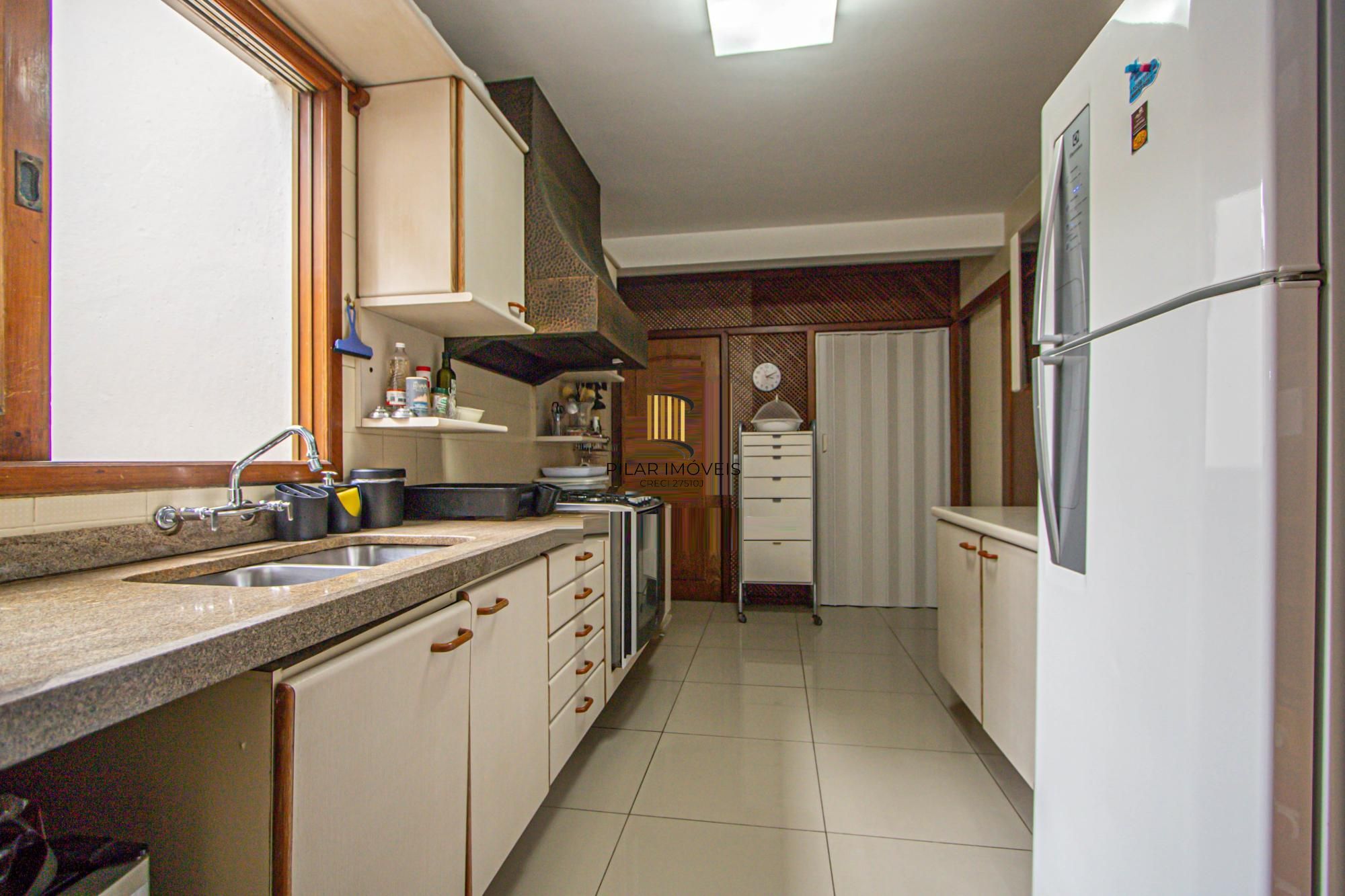 Apartamento mobiliado com 4 quartos, hidromassagem e 2 vagas -254 m²- Petrópolis