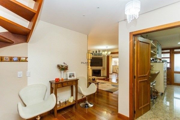 Vende-se luxuosa cobertura 329m² com 3 suítes e 3 vagas de garagem no Petrópolis