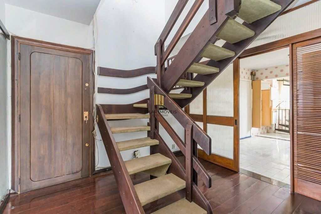Vende-se ampla cobertura com 3 quartos (1 suíte), 283m² e 2 vagas - Petrópolis