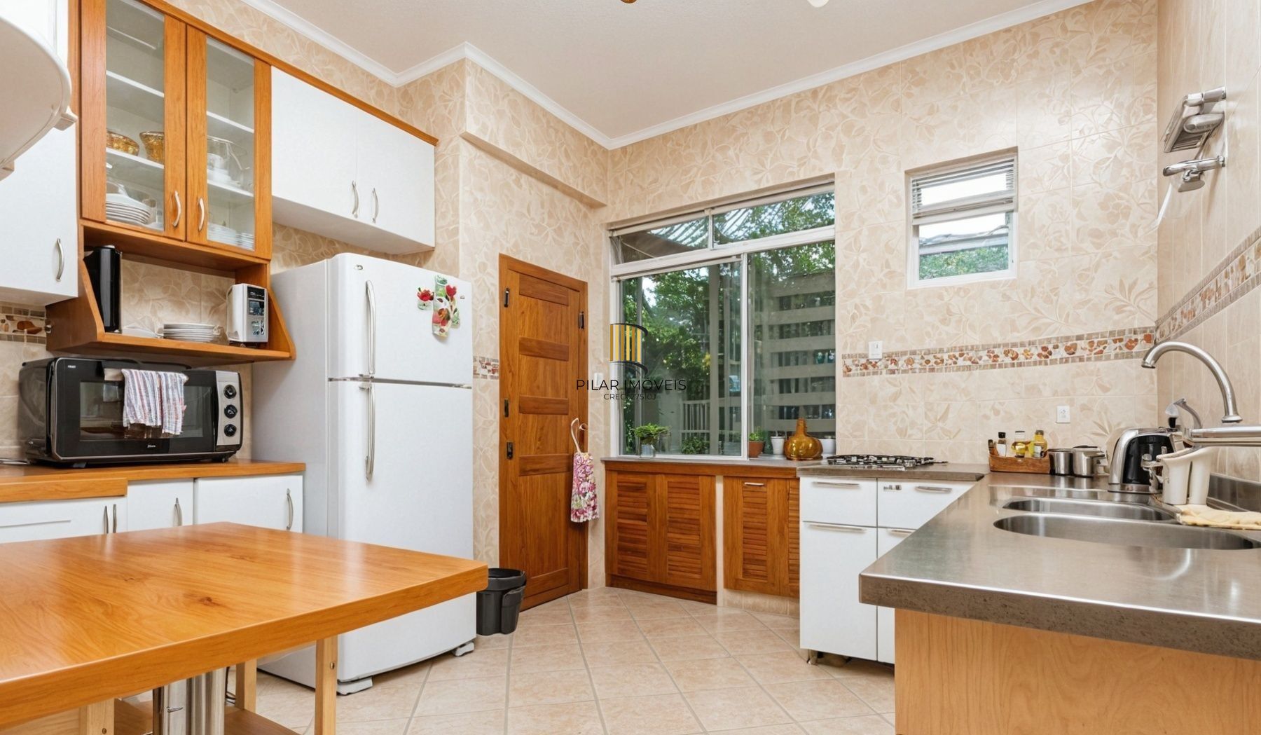 Vende-se amplo apartamento com 3 quartos(1 suíte), 95m² e sacada - Petrópolis
