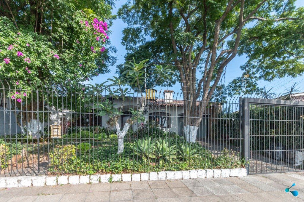 Casa para Venda - 240m², 3 dormitórios, sendo 1 suites, 3 vagas - Partenon