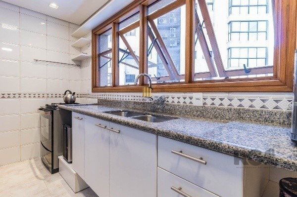 Vende-se luxuoso apartamento 3 quartos com suíte, 2 vagas, lareira, churrasqueira, próximo da encol - 133m² - Bela Vista