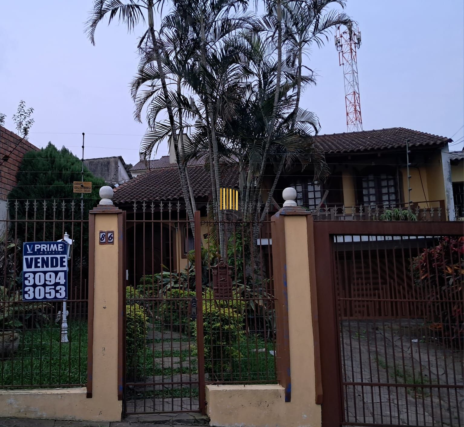Excelente casa localzada ma Rua Santo Camaratto com 4 D e 1 suite