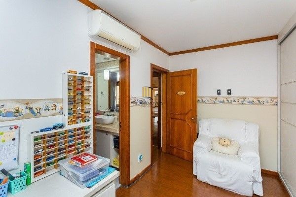 Vende-se luxuosa cobertura 329m² com 3 suítes e 3 vagas de garagem no Petrópolis