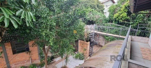 Vende-se ampla casa 6 quartos, 2 suítes, 5 vagas de garagem, churrasqueira e duas entradas individuais - 360m² - Chácara das Pedras