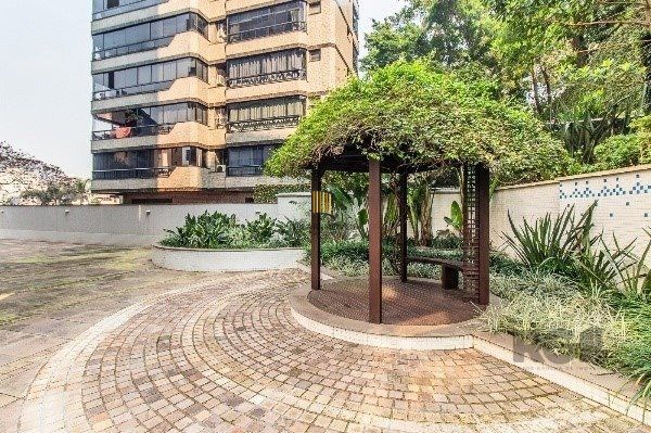 Apartamento de alto padrão, 3 suítes, 3 vagas, ao lado da Praça da Encol