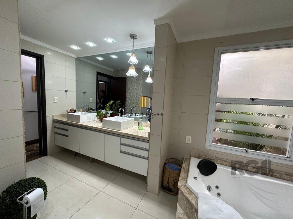 Vende-se ampla casa 3 quartos com hidro, 2 vagas, living com ladeira e salão de festas com churrasqueira - 260m² - Medianeira