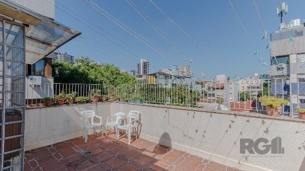 Vende-se excelente cobertura 2 quartos com suíte, 3 vagas de garagem com 156m² no Petrópolis - Pilar Imóveis