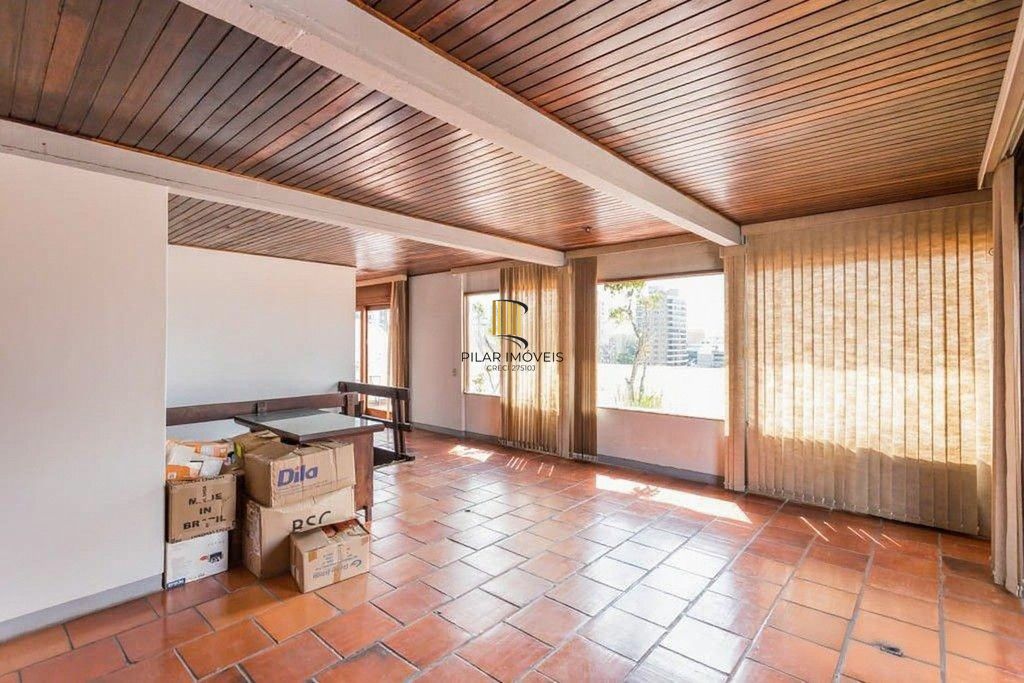 Vende-se ampla cobertura com 3 quartos (1 suíte), 283m² e 2 vagas - Petrópolis