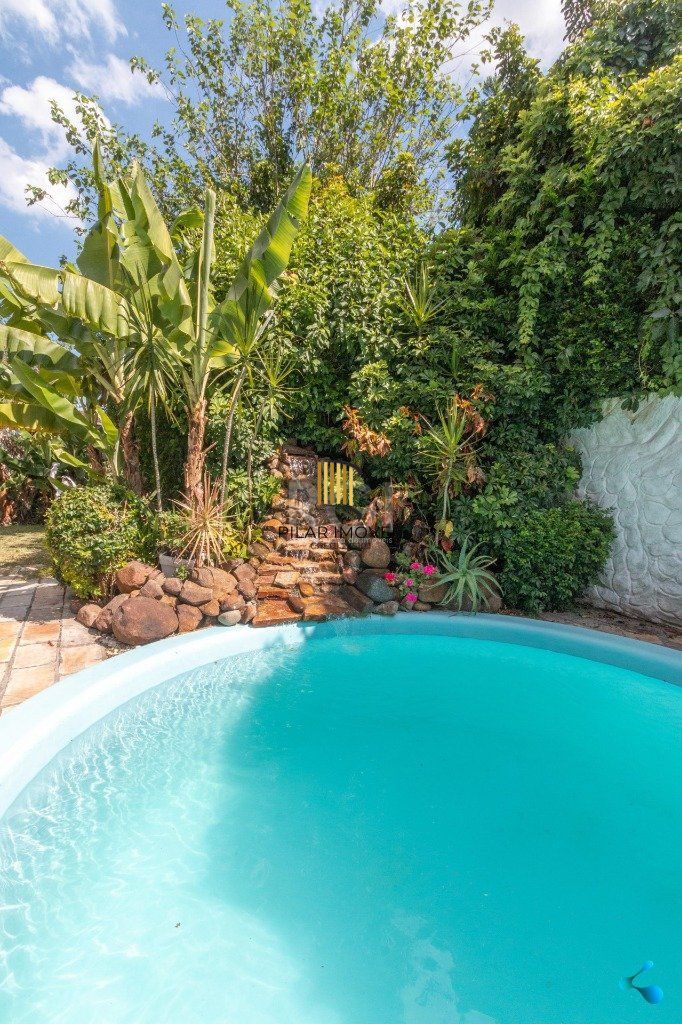 Casa para Venda - 240m², 3 dormitórios, sendo 1 suites, 3 vagas - Partenon