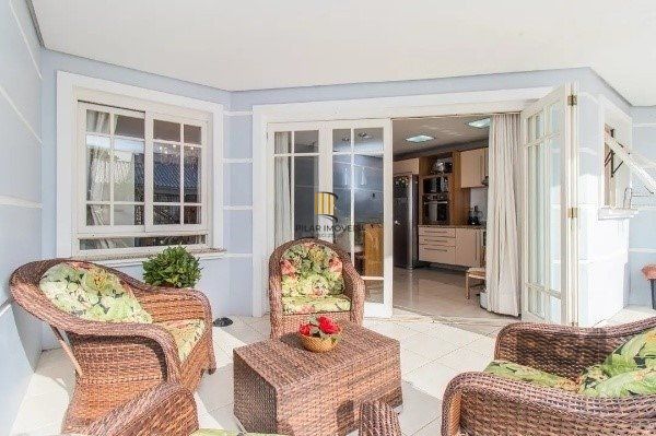Casa  impecável com 3 quartos (1 suíte) e 2 vagas cobertas,
