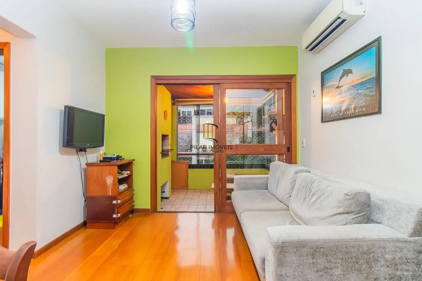 Vende-se apartamento com 2 quartos, 1 vaga e sacada com churrasqueira - Bela Vista