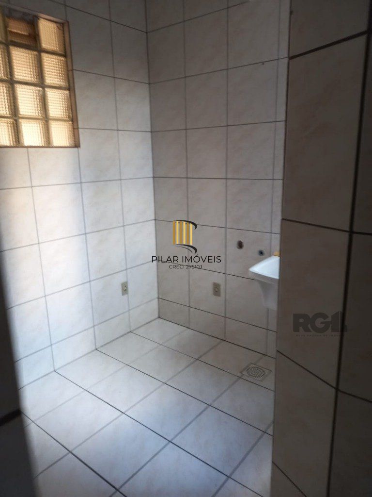 Apartamento com 4 dormitórios, com uma sacada no Bairro São João.