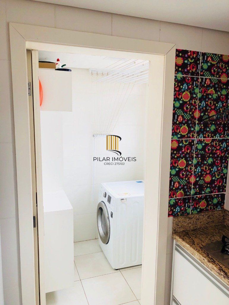 Vende-se apartamento mobiliado, 2 quartos, 1 suíte, 2 vagas - Petrópolis