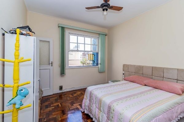 Vende-se apartamento com 2 quartos, sacada e 1 vaga – 113 m² – Moinhos de Vento
