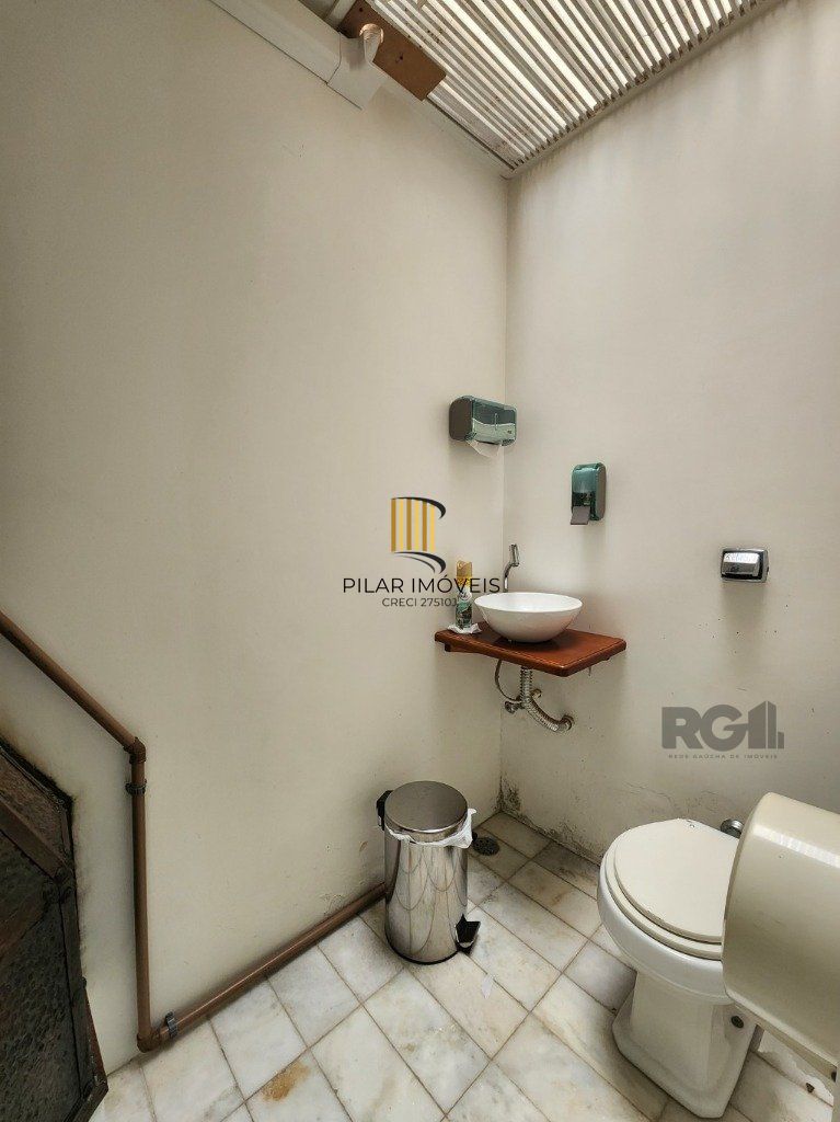 Vende-se excelente cada 3 quartos com suíte, 4 vagas, anexo comn salão de festas, podendo ser usada para fins comerciais - 255m² - Chácara das Pedras