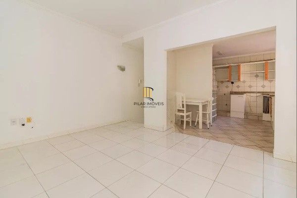 Vende-se apartamento semi-mobiliado de 2 quartos - Menino Deus