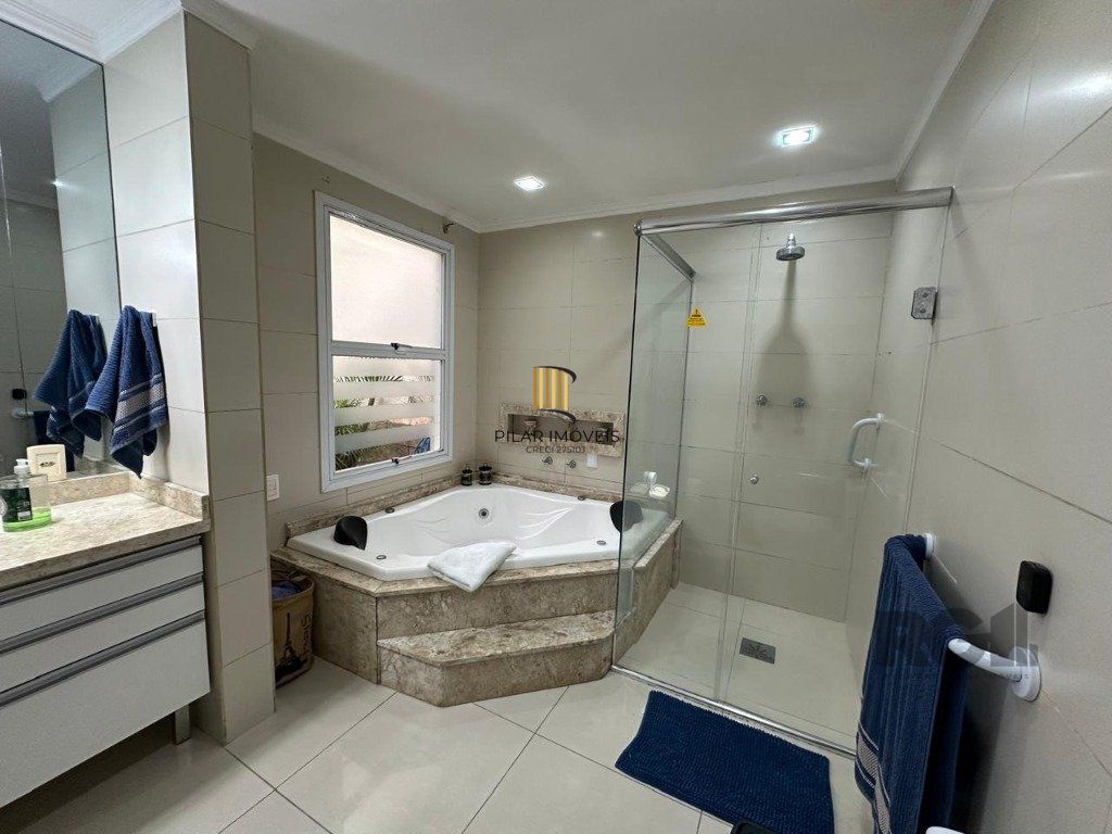 Vende-se ampla casa 3 quartos com hidro, 2 vagas, living com ladeira e salão de festas com churrasqueira - 260m² - Medianeira