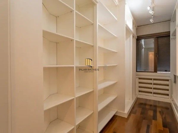 Vende-se amplo apartamento luxuoso 3 suítes e 3 vagas, hidro, mobiliado, dependência completa - 221m² - Bela Vista