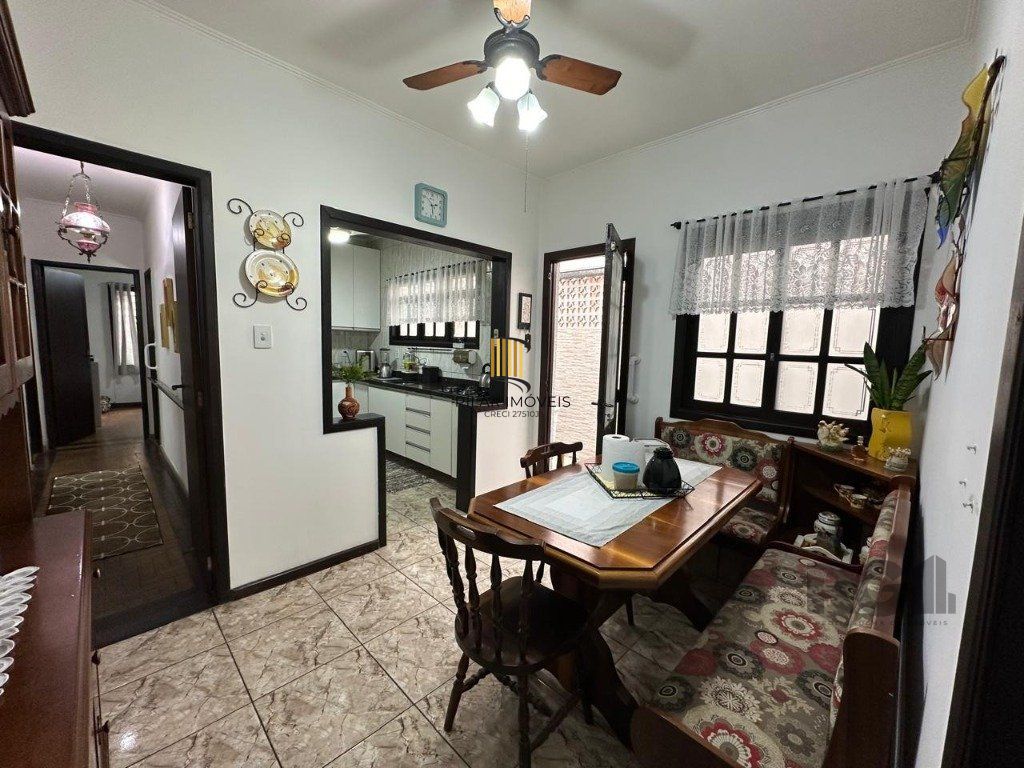 Vende-se ampla casa 3 quartos com hidro, 2 vagas, living com ladeira e salão de festas com churrasqueira - 260m² - Medianeira