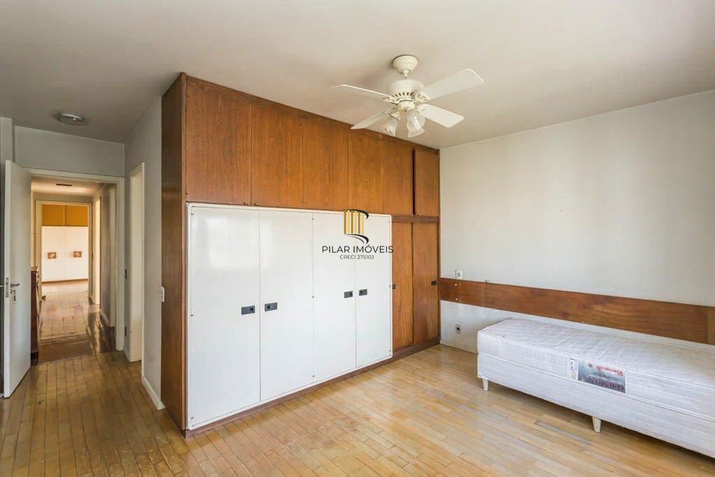 Vende-se ampla cobertura com 3 quartos (1 suíte), 283m² e 2 vagas - Petrópolis