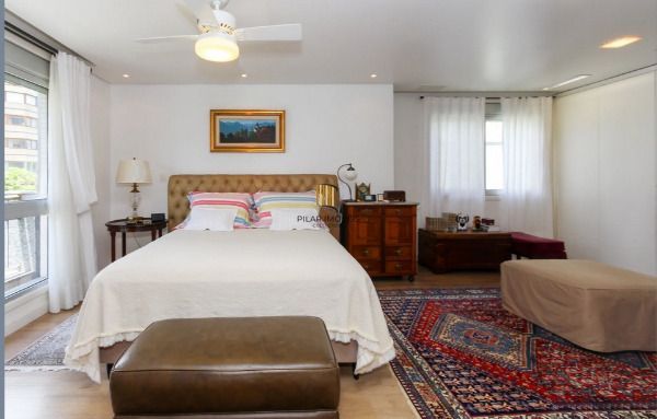 Vende-se amplo apartamento de 195m², 3 Suítes, 3 Vagas, localizado no bairro Bela Vista