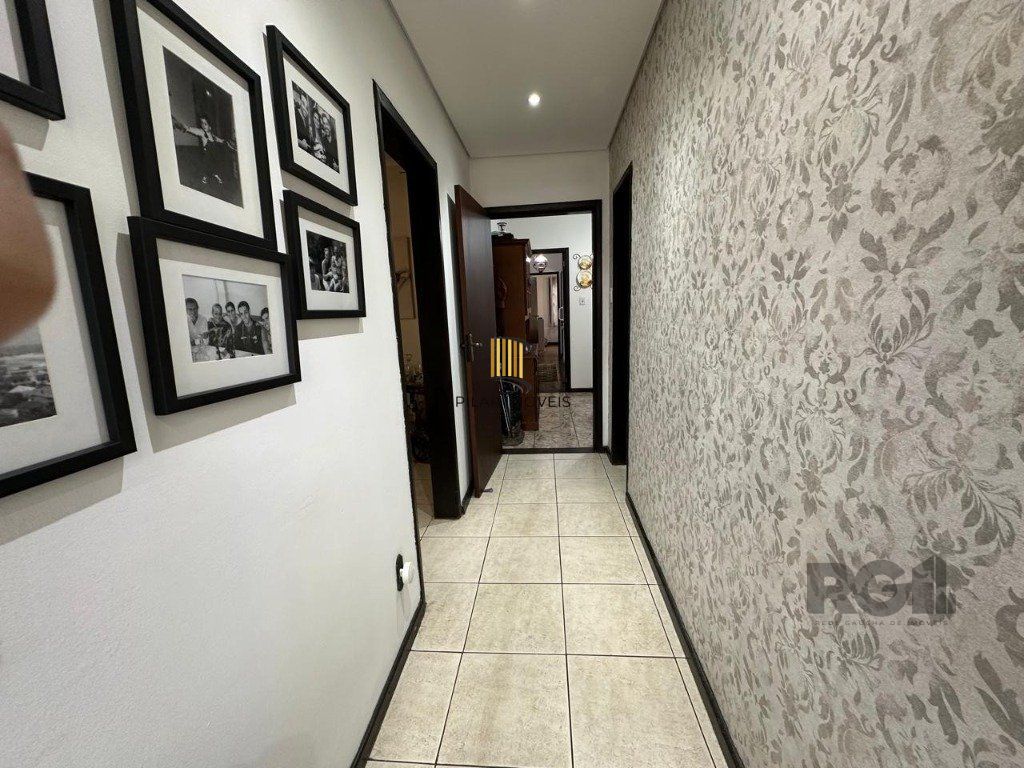 Vende-se ampla casa 3 quartos com hidro, 2 vagas, living com ladeira e salão de festas com churrasqueira - 260m² - Medianeira