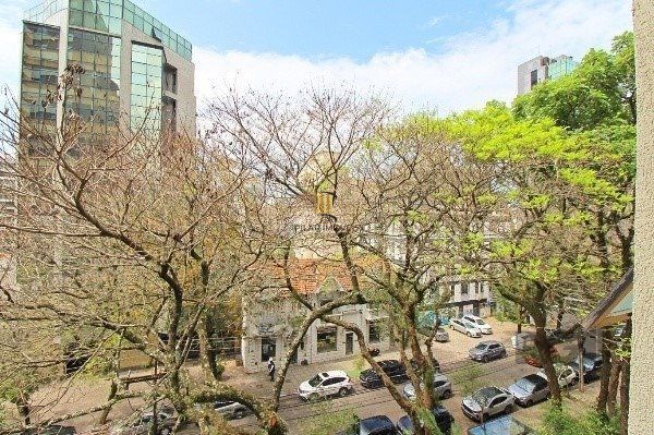 Vende-se amplo apartamento 3 quartos com suíte e 2 vagas no coração do Moinhos de vento, com 134m²
