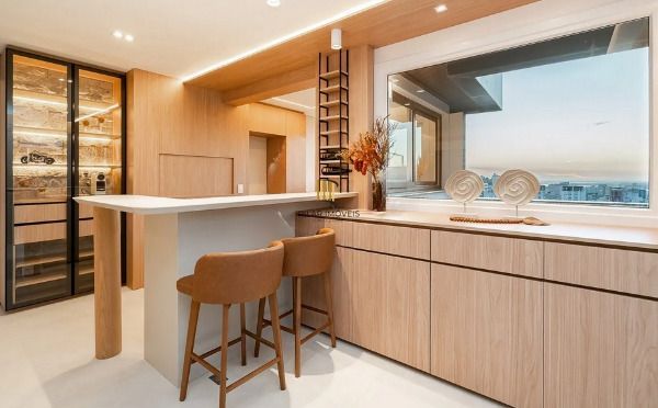 Vende-se luxuosa cobertura com 270m²- 3 suítes, 3 vagas e piscina no Auxiliadora