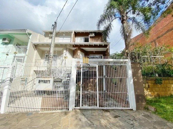 Vende-se belo sobrado com 3 quartos com suíte e 3 vagas cobertas - 182m² - Vila Ipiranga