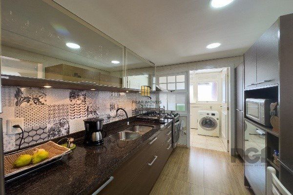 Apartamento de 3 Dormitórios com Suíte e 2 Vagas no Bairro Petrópolis - 160m²