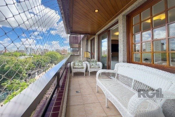 Apartamento de 3 Dormitórios com Suíte e 2 Vagas no Bairro Petrópolis - 160m²